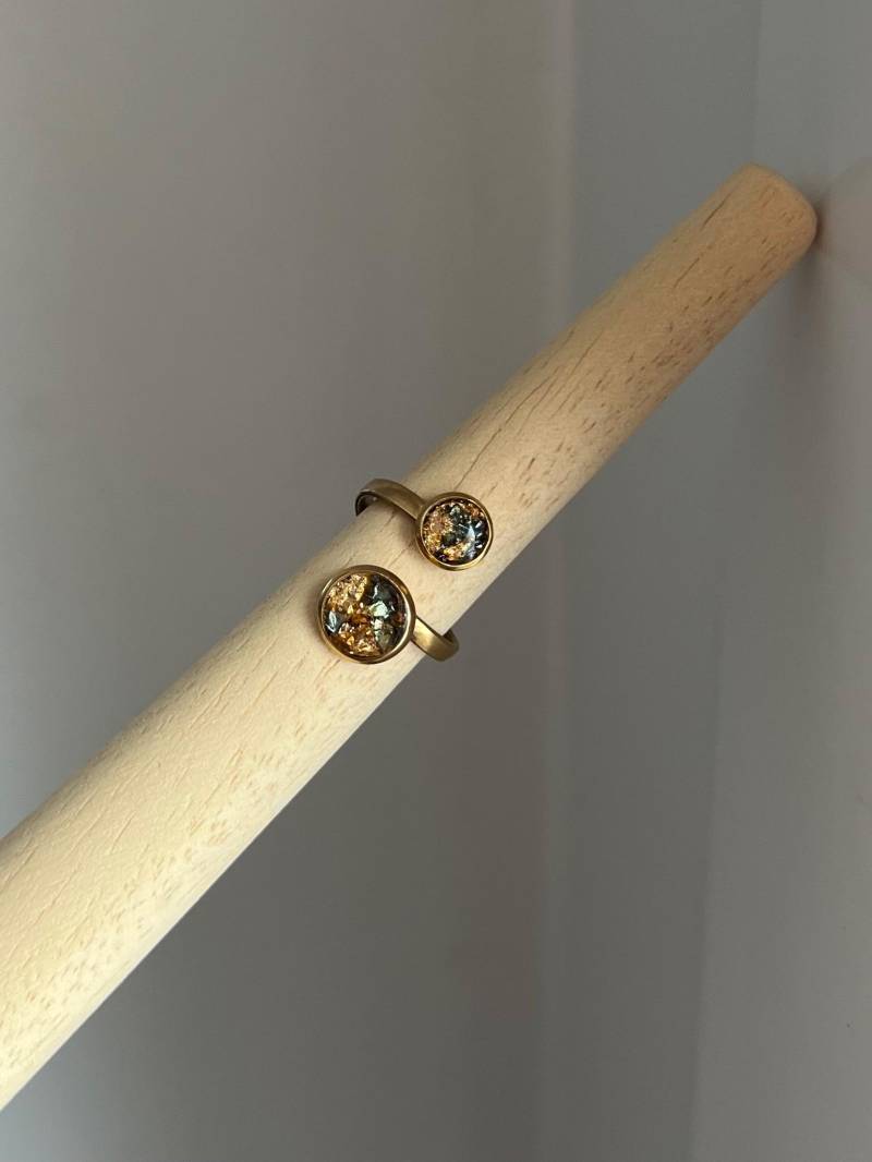 Doppelring in Goldener Edelstahlfassung Und Schimmerndem Blattgold Gold Grün Epoxidharz Größenverstellbar von ellsandemms