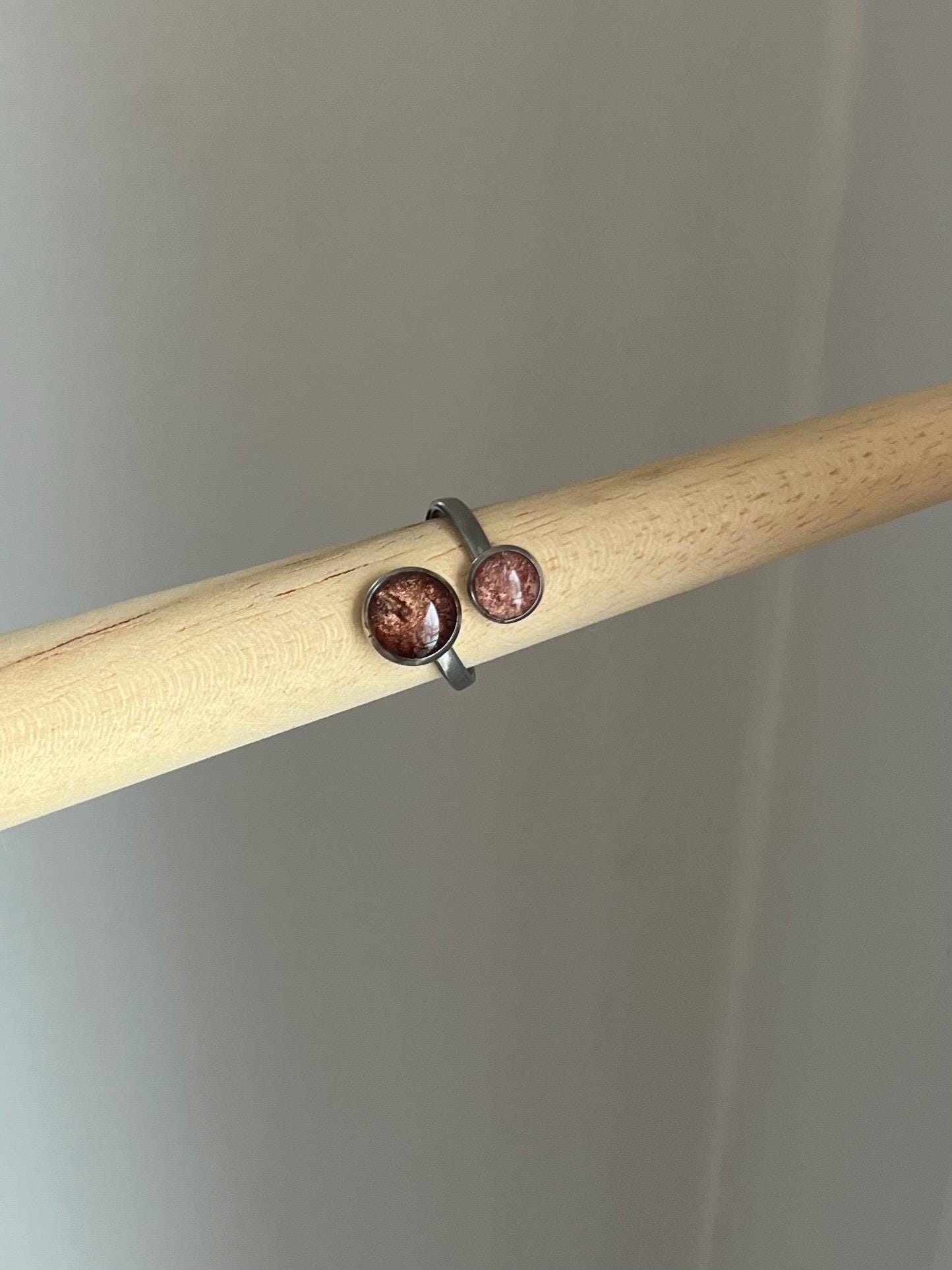 Doppelring in Silberner Edelstahlfassung Und Schimmernden Brauntönen Aus Epoxidharz Größenverstellbar von ellsandemms