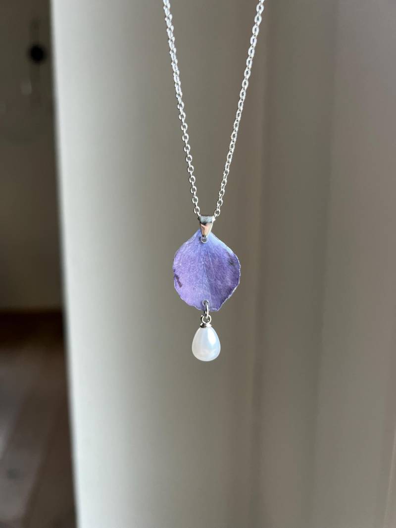 Kettenanhänger Aus Einem Echten Lilafarbenen Hortensienblüteblatt Mit Silbernem Verschluss Und Weißer Perle von ellsandemms