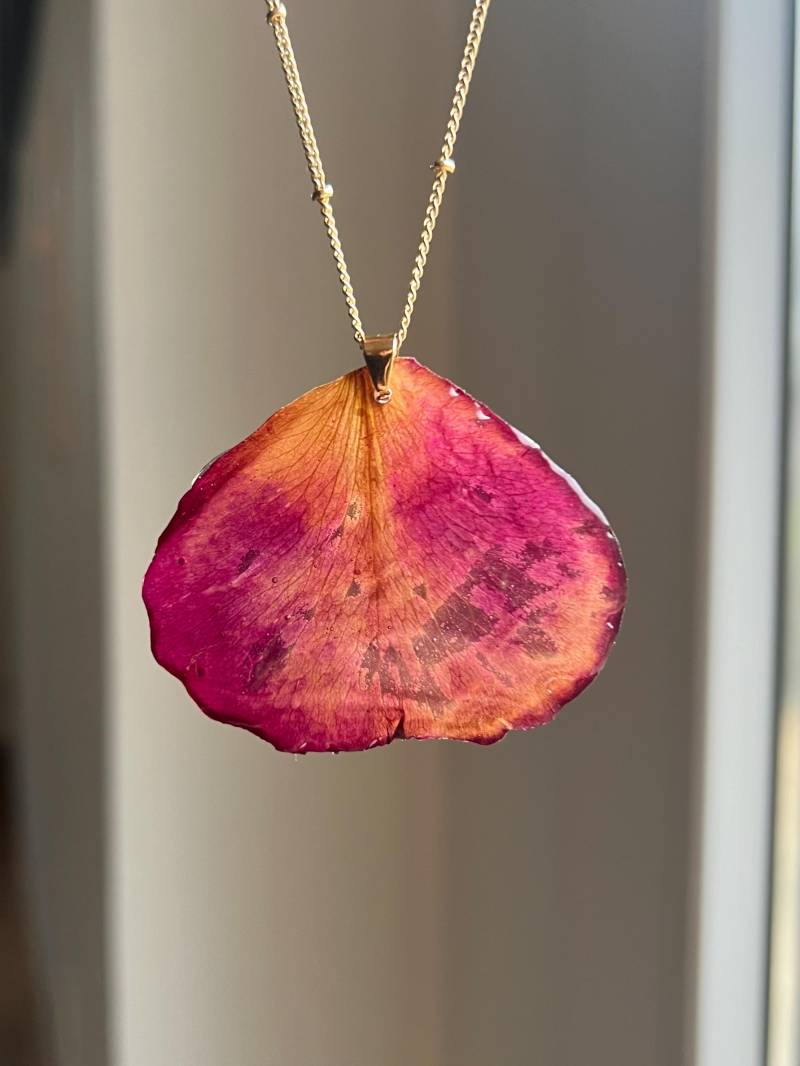 Kettenanhänger Aus Einem Echten Roten Rosenblatt Und Goldenem Verschluss von ellsandemms