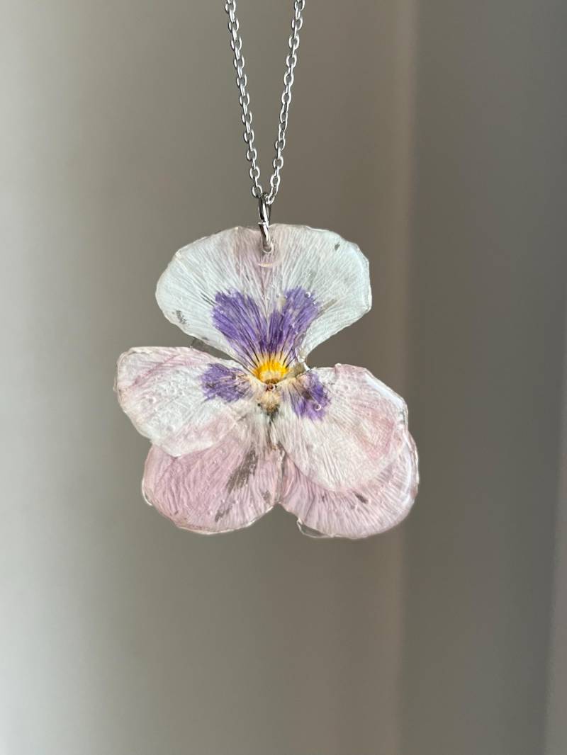Kettenanhänger Aus Einer Echten Weißen Stiefmütterchen-Blüte Mit Lila Details Und Silbernem Verschluss von ellsandemms