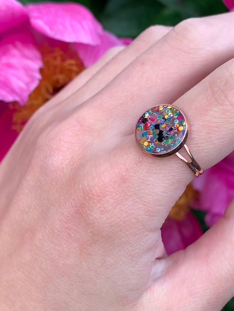 Ring Aus Roségoldenem Metall Mit Transparentem Resin The Bunten Glitzer von ellsandemms