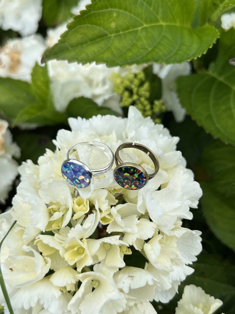 Ring Aus Transparentem Resin Und Glitzer in Blautönen Eine Metallform Gegossen Größenverstellbar von ellsandemms