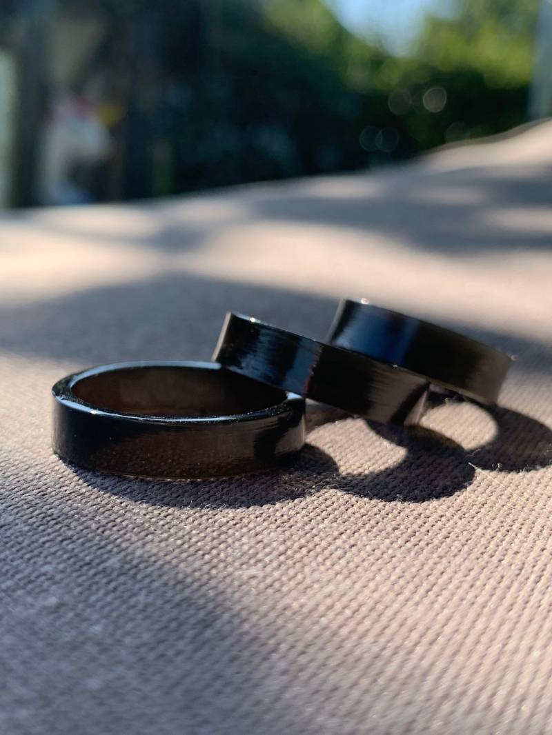 Schwarze Ringe Aus Epoxidharz Kunstharz Dünne Form Stapelringe Unisex von ellsandemms