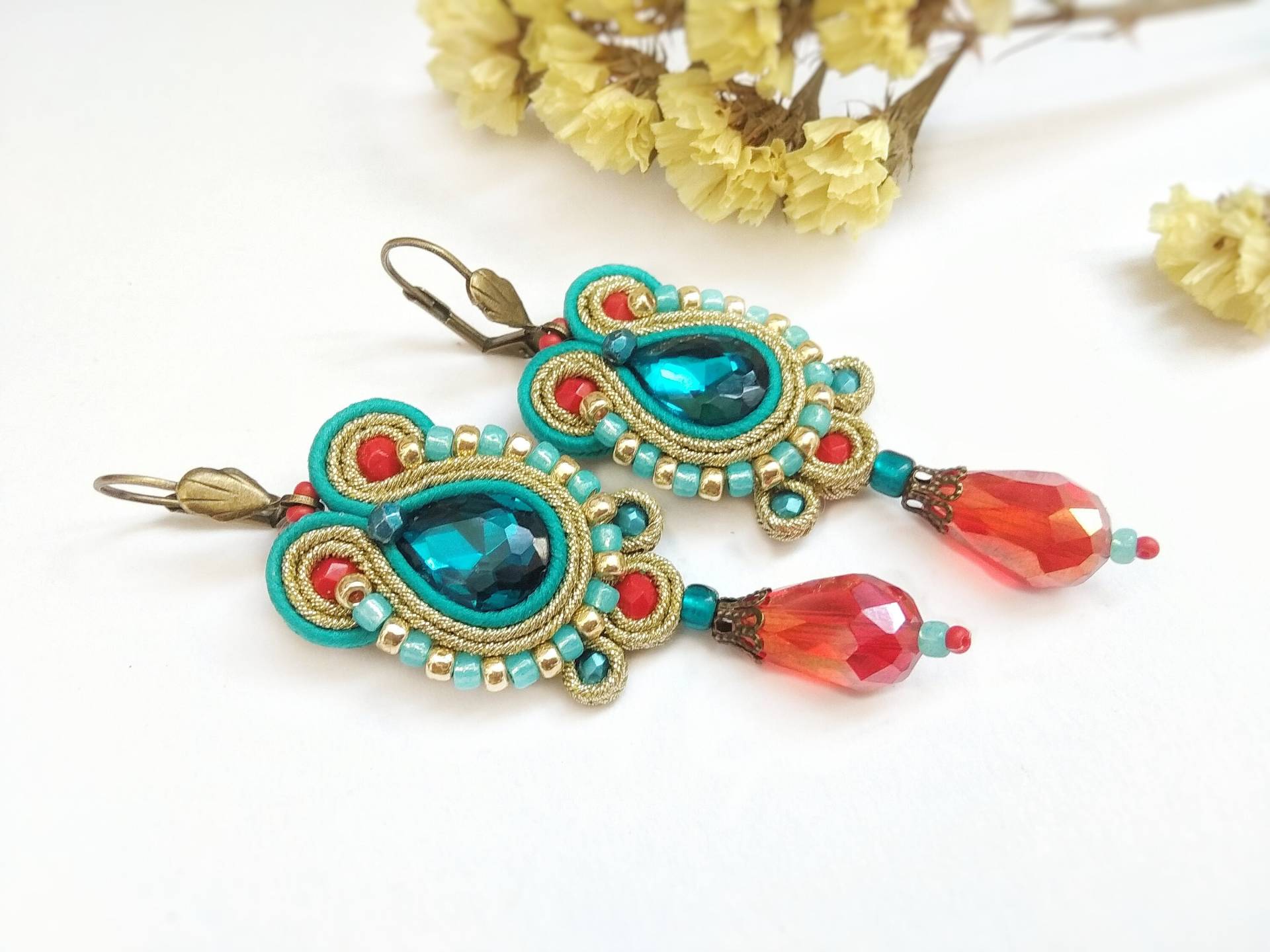 Türkisblaue Gold Baumeln Tropfen Soutache Ohrringe, Türkisrote Rote Tropfenohrringe, Boho Bestickte Strass-Abschlussballohrring Türkisblaue Gold Baumeln Tropfen Soutache Ohrringe, Türkisrote Rote Tropfenohrringe, Boho Bestickte Strass-Abschlussballohrring von elrinconcitodezivi