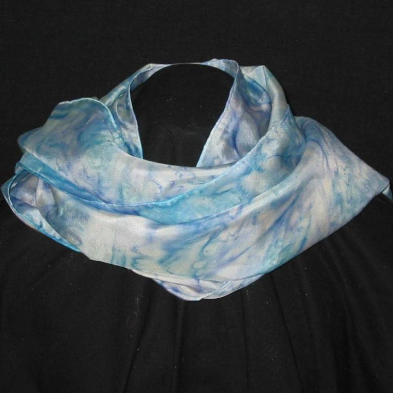 Langer Blau Schimmernder Seidenschal von elsakarr