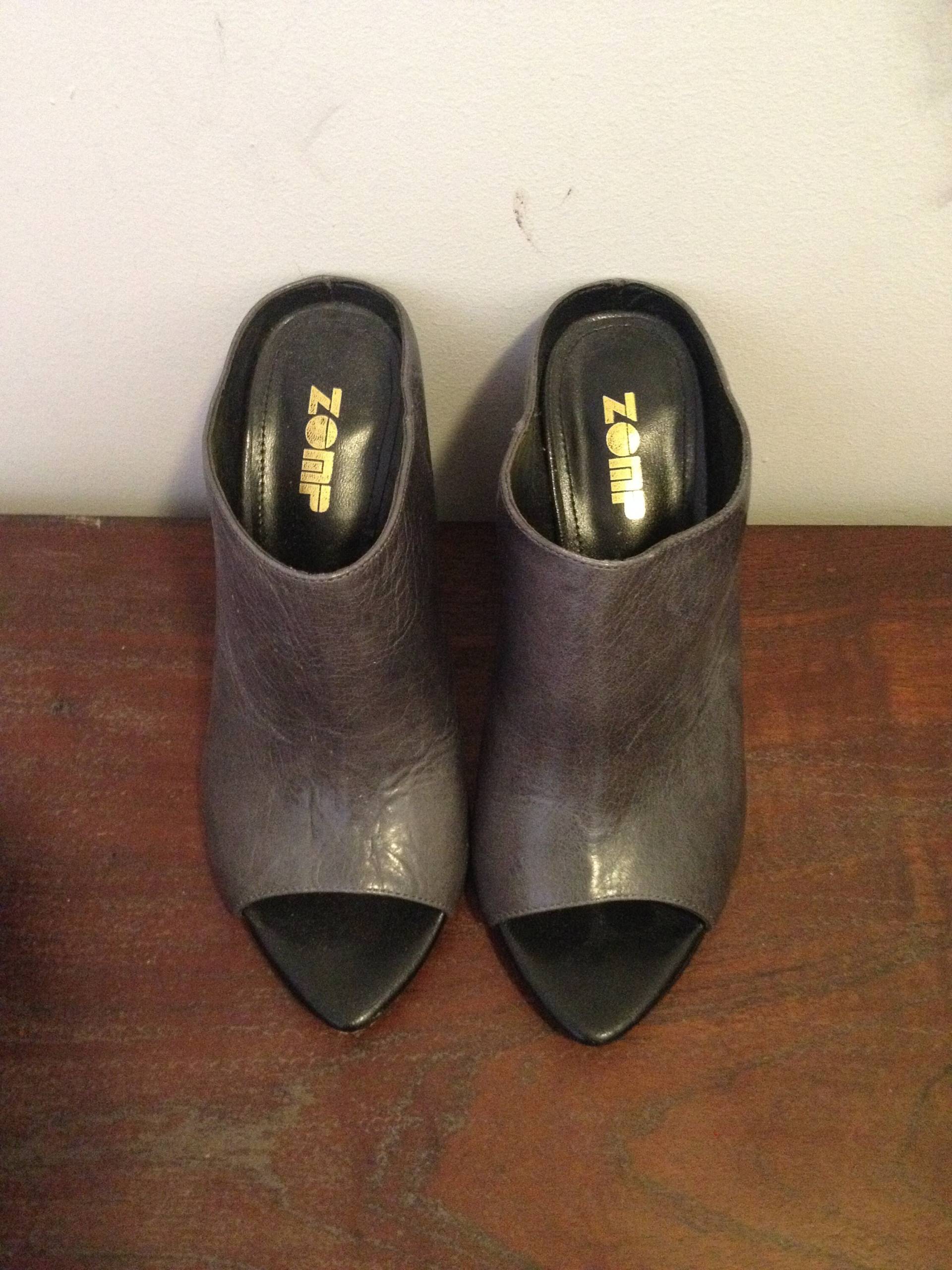 Graues Leder Slip Auf Fersen Funky Abstrakt Grunge Der 90Er Jahre Retro Vintage Größe 37 Graues Leder Slip Auf Fersen Funky Abstrakt Grunge Der 90Er Jahre Retro Vintage Größe 37 von elslittleshop