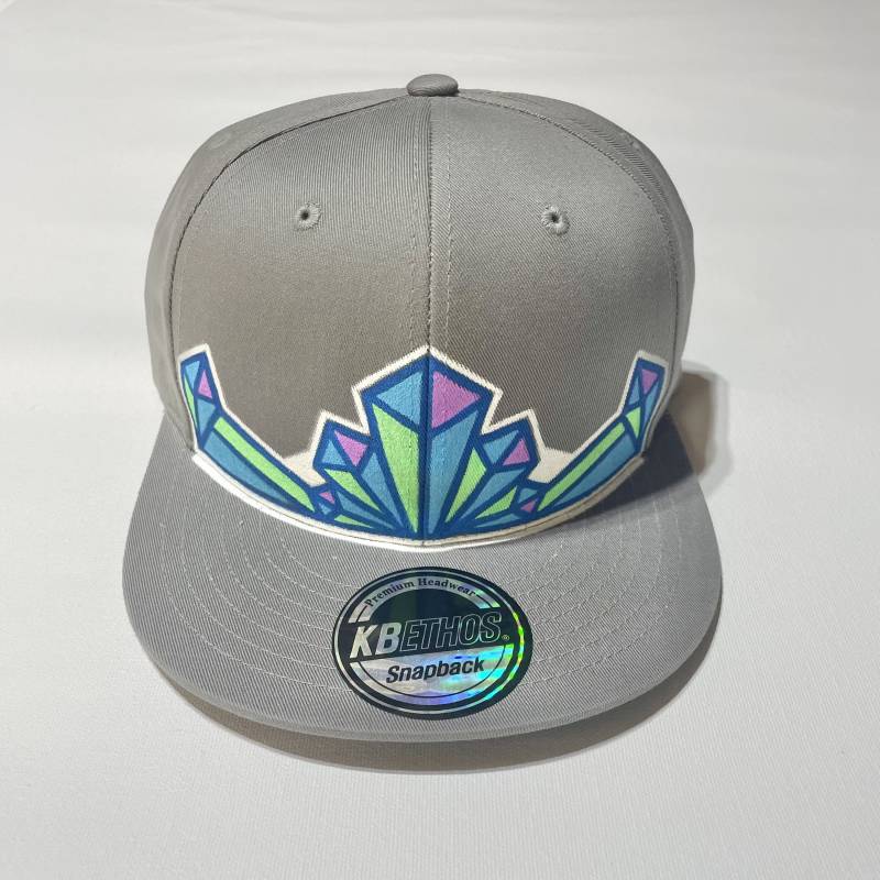Crystal Grau Snap Back Hat Crystal Grau Snap Back Hat von emayzing