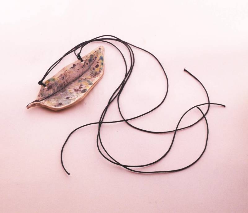 Feder, Neckace, Vogel-Halskette, Handgemachte Halskette, Handgemachter Schmuck, Keramik Vogelanhänger, Vogel von embeCeramics