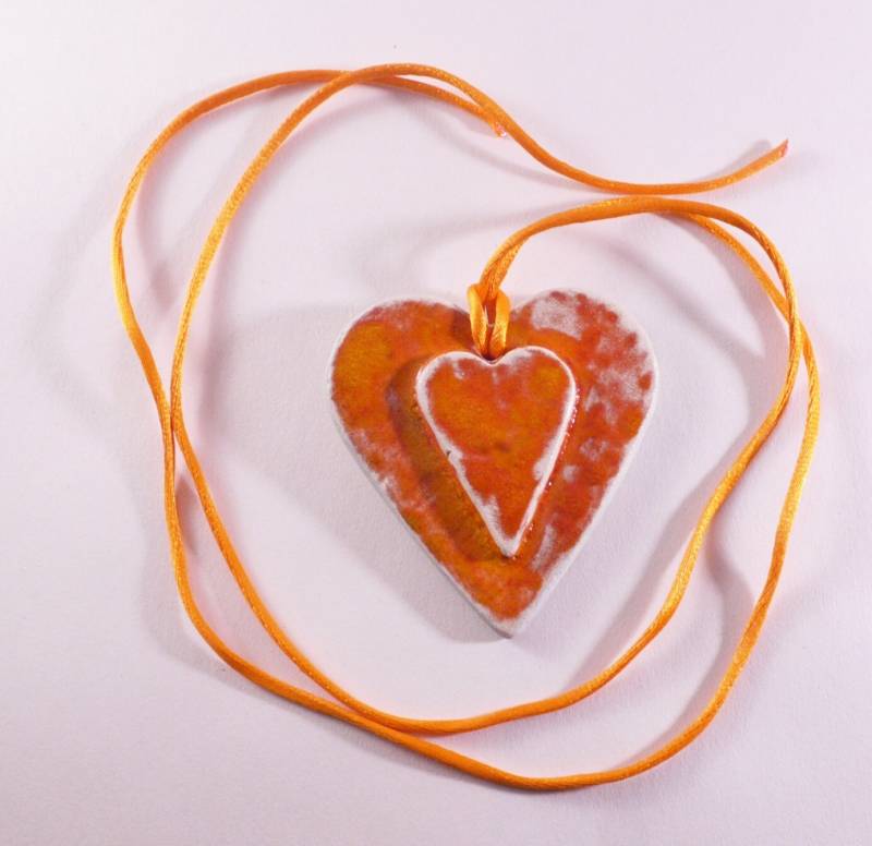 Orange Herzen Halskette, Herz-Halskette, Handgefertigte Keramik, Handgemachter Schmuck, Anhänger Hochzeit Gunsten, Hochzeitshalskette von embeCeramics