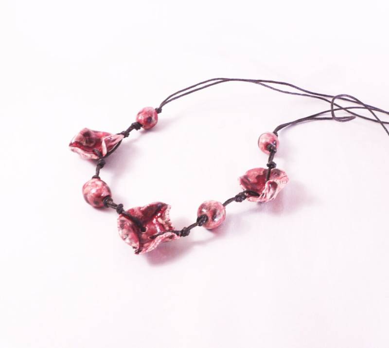 Rote Mohn Halskette, Handgemachter Schmuck, Blumen Anhänger, Keramik, Keramik-Perlen, Embeceramics von embeCeramics