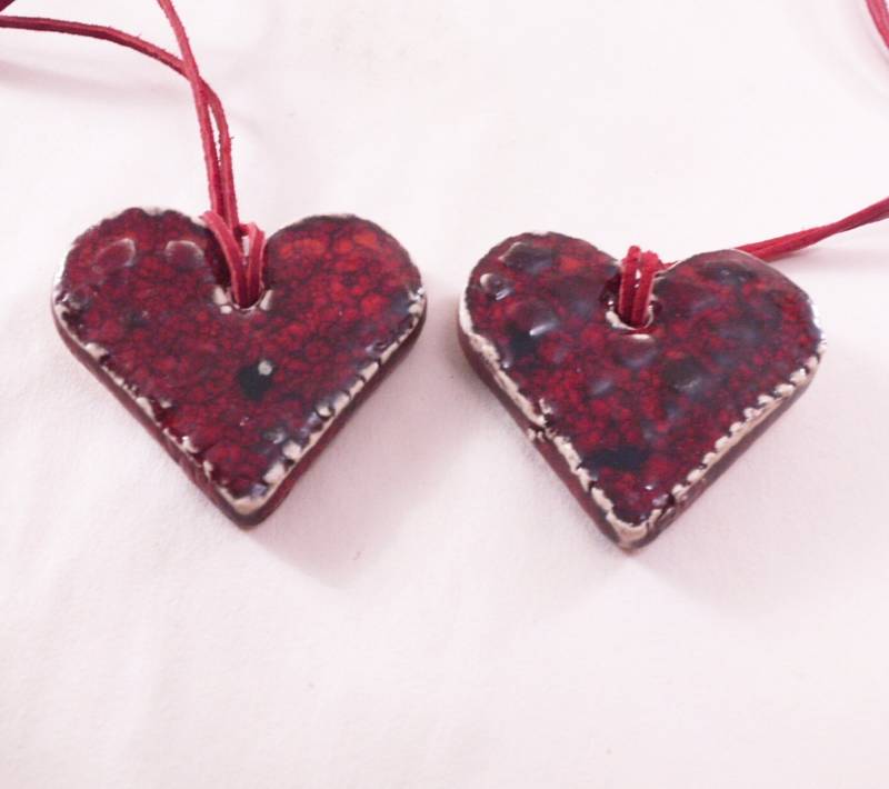 Zwei Herzen Halskette, Herz-Halskette, Rotes Herzanhänger, Keramik-Anhänger, Handgemachten Schmuck, Hochzeit Gunsten, Hochzeitshalskette von embeCeramics