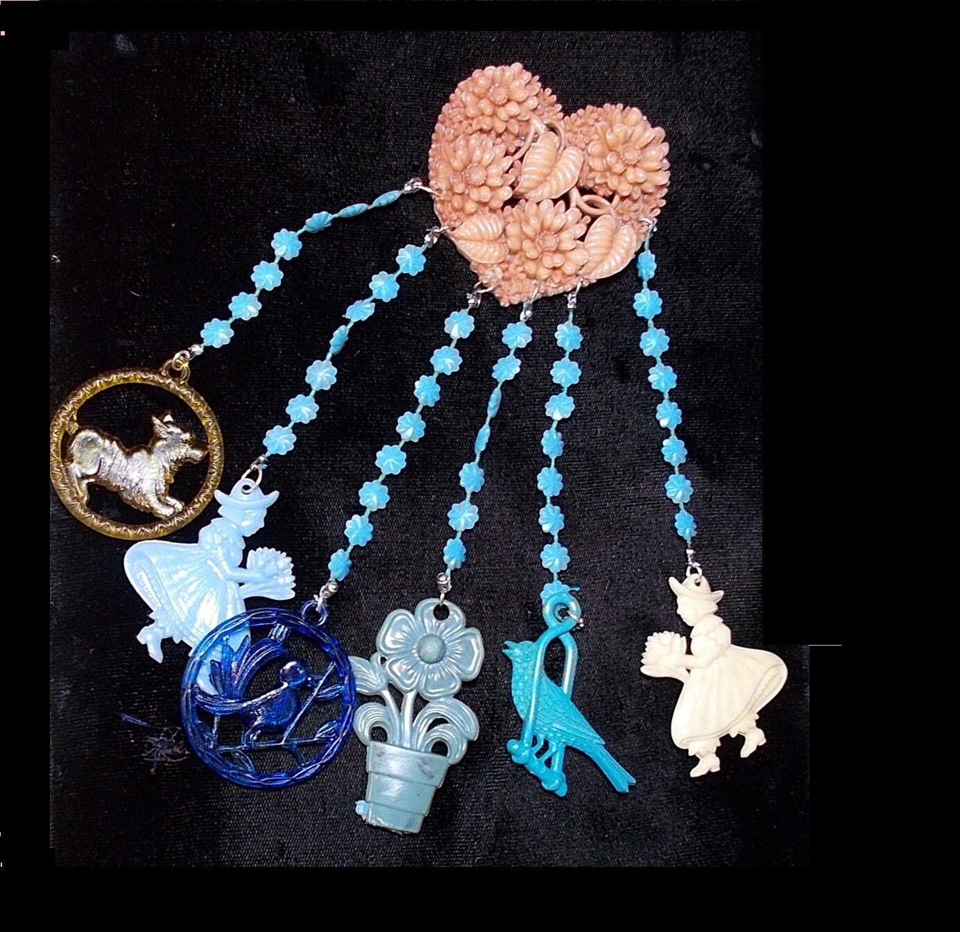 Chatelaine Von 1930 Celluloid Shade Pulls Figural Dutch Girls, Birds, Flowers, Scottie Baumelnd Aus Floralem Herz An Floralen Ketten von emenow