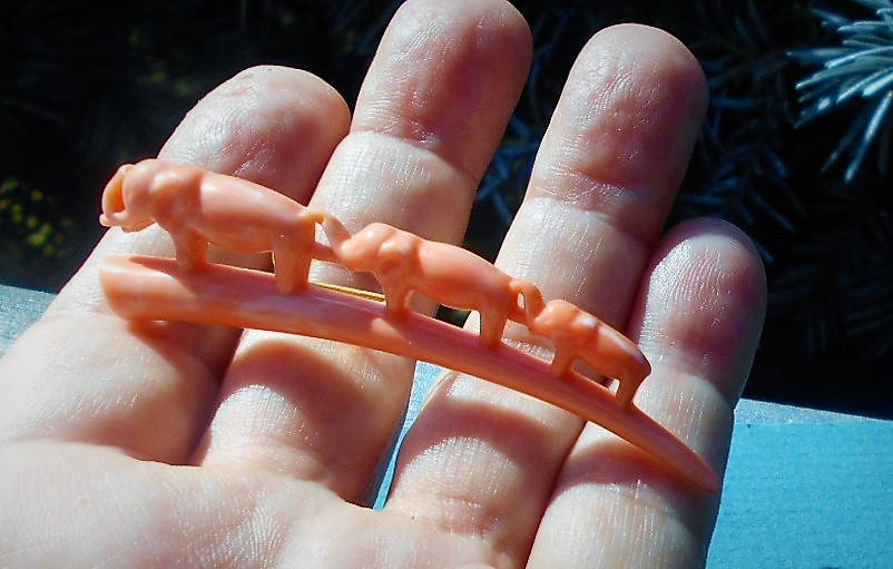 Sale 1930S Frühe Celluloid 3 Elefanten Bogen Rüsseln Halten Sie Schwänze Familiereisen Mit Baby. Orange Weißen Schlieren Figurale von emenow