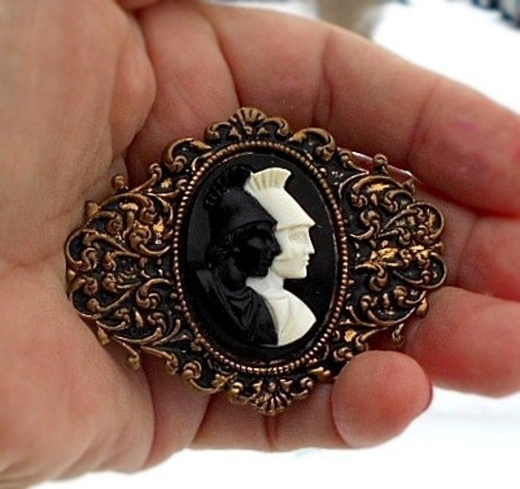 Sale Double Headed Black & White Celluloid Cameo in Messing Filigrane Einstellung 2 Krieger Mit Wash Brosche. Nur 9, 90 von emenow