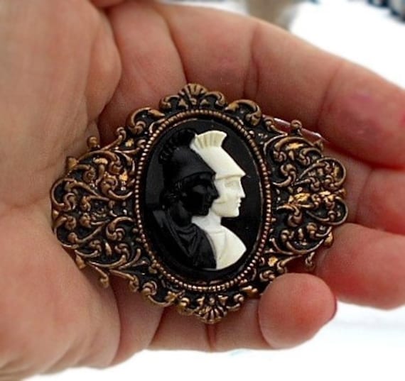 Sale Double Headed Black & White Celluloid Cameo in Messing Filigrane Einstellung 2 Krieger Mit Wash Brosche. Nur 9, 90 von emenow