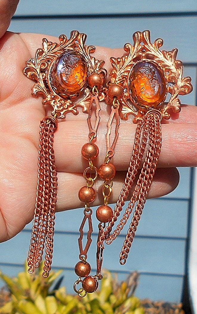 Sale Schöne Pullover Clips, Kragen Brosche, Glas Cameos Einander Zugewandt Filigrane Kupfer Fassungen An Perlen Kette, Quasten 24, 90 von emenow