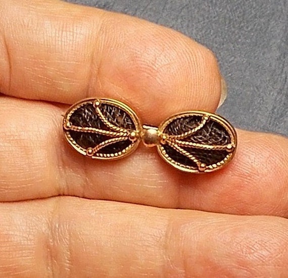 Sale Tiny Mourning Hair Brosche 1 1/4" Schleife 9K Gold Viktorianisch Braun Haartisch Gearbeitet Gewebt in Muster Andenken Halskette Option Angeboten von emenow