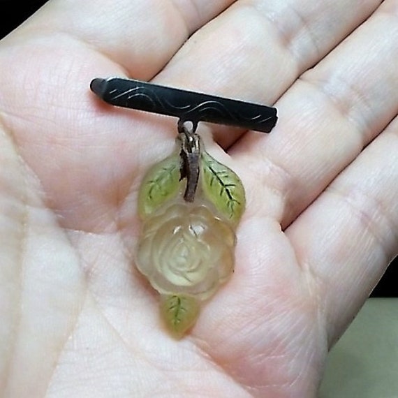 Verkauf 1910 Kleine Mattierte Rose Grün Blätter, Braune Rinde Auf Metal Bar Pin. Bemalte Braun Grün Matte Milchglas Figurale Blätter Cabbage von emenow