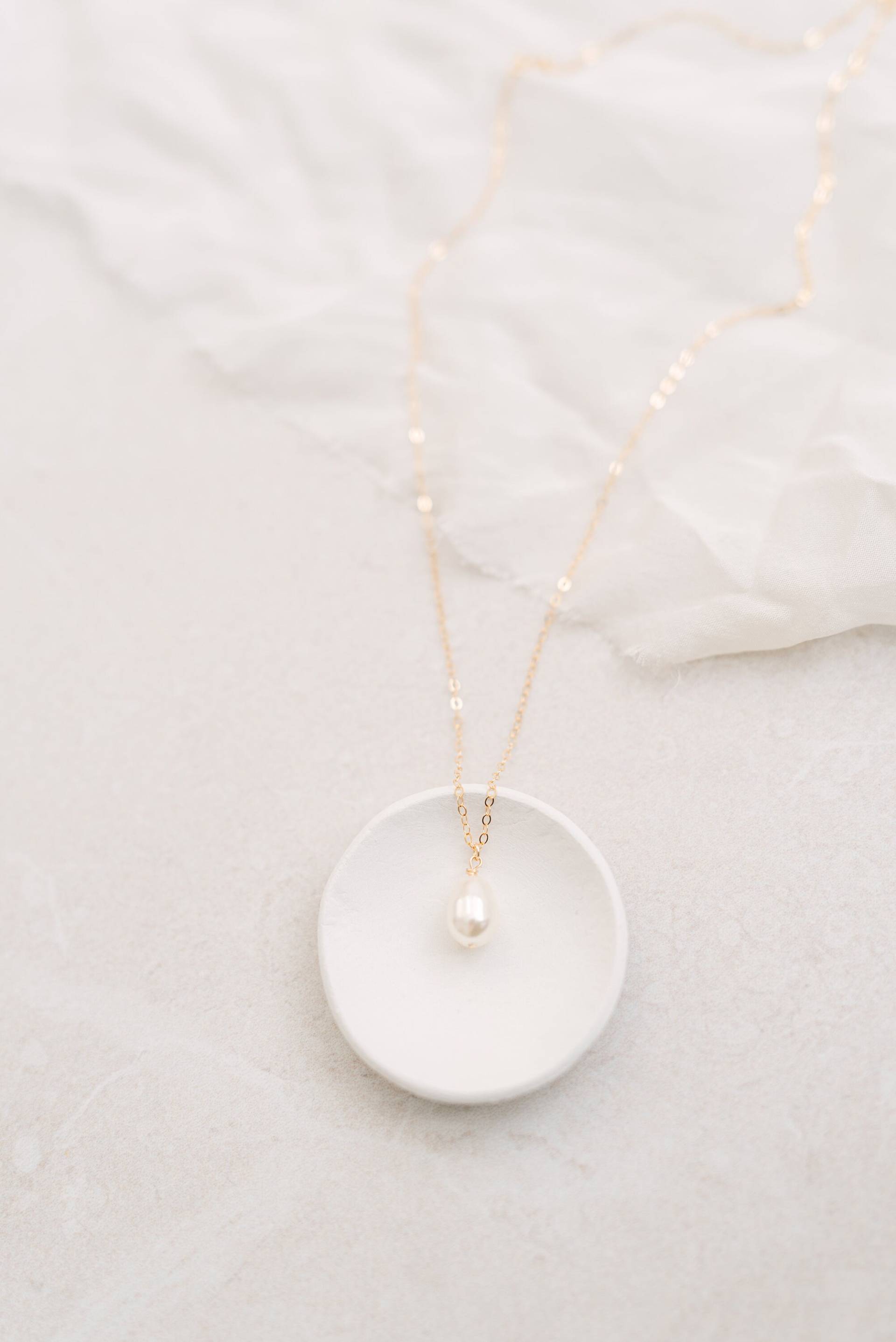 Harley // Gold Und Perlen Hochzeitskette, Goldene Halskette, Braut Hochzeitsschmuck, Schmuck Für Bräute, Schlichter Harley // Gold Und Perlen Hochzeitskette, Goldene Halskette, Braut Hochzeitsschmuck, Schmuck Für Bräute, Schlichter von emiliaraejewellery