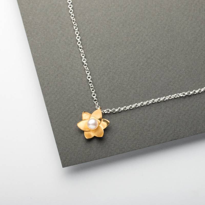 Golden Bold Narzisse Perle Anhänger von emmakatefrancis