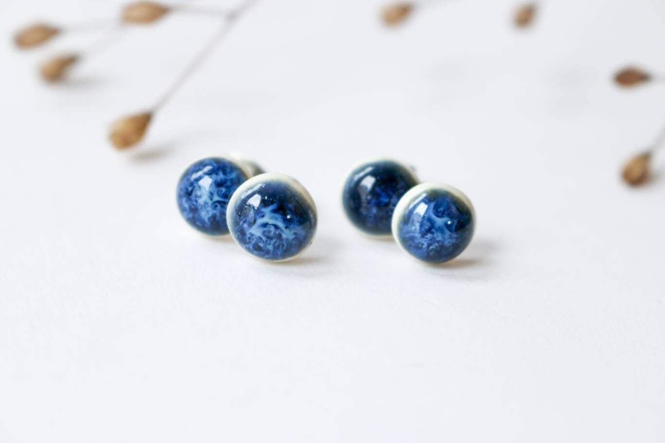 Dunkelblaues Porzellan Ohrringe, Tiefblaue Ohrringe, Dunkelblaue Hellblaue Weihnachtsgeschenkohrringe, Nebelfleck, Hypoallergen Dunkelblaues Porzellan Ohrringe, Tiefblaue Ohrringe, Dunkelblaue Hellblaue Weihnachtsgeschenkohrringe, Nebelfleck, Hypoallergen von emporiumJULIUM