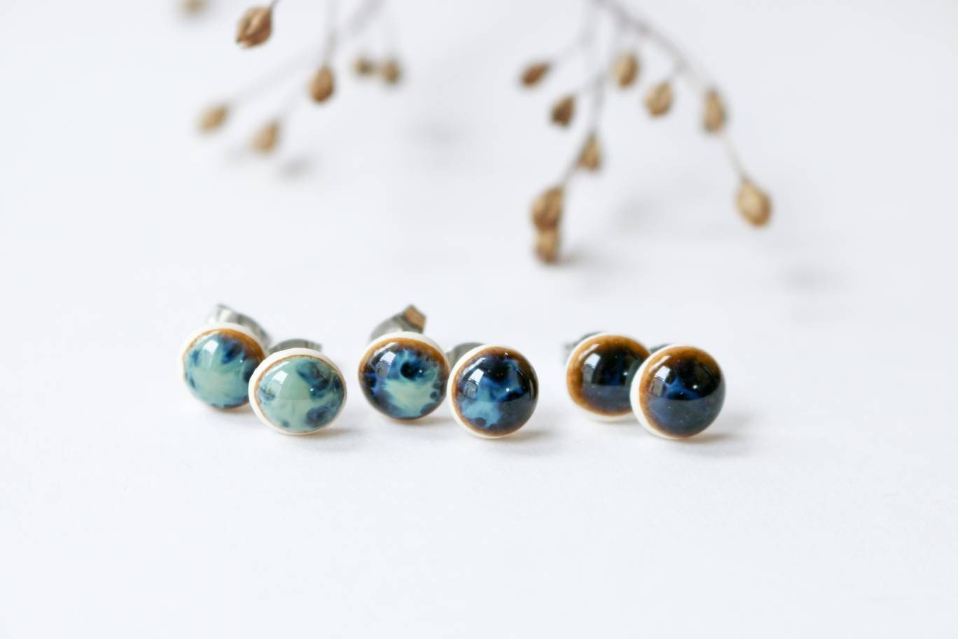 Herbst Hellblau Braun Bronze Porzellan Ohrstecker, Feder Ohrringe, Kleine Punkt Handgemachte Minimalist Hypoallergen Herbst Hellblau Braun Bronze Porzellan Ohrstecker, Feder Ohrringe, Kleine Punkt Handgemachte Minimalist Hypoallergen von emporiumJULIUM