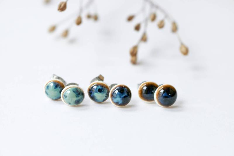 Herbst Hellblau Braun Bronze Porzellan Ohrstecker, Feder Ohrringe, Kleine Punkt Handgemachte Minimalist Hypoallergen Herbst Hellblau Braun Bronze Porzellan Ohrstecker, Feder Ohrringe, Kleine Punkt Handgemachte Minimalist Hypoallergen von emporiumJULIUM