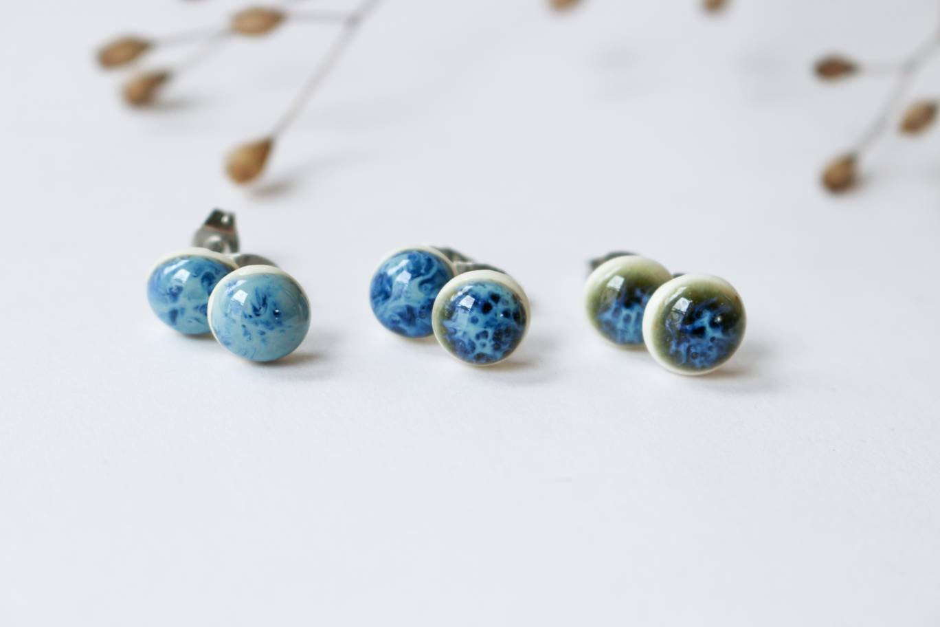 Süsse Winter Ohrringe, Hellblau Grüne Porzellan Ohrringe, Kleine Kleines Weihnachtsgeschenk, Handgemacht Minimalistisch, Hypoallergen Süsse Winter Ohrringe, Hellblau Grüne Porzellan Ohrringe, Kleine Kleines Weihnachtsgeschenk, Handgemacht Minimalistisch, Hypoallergen von emporiumJULIUM
