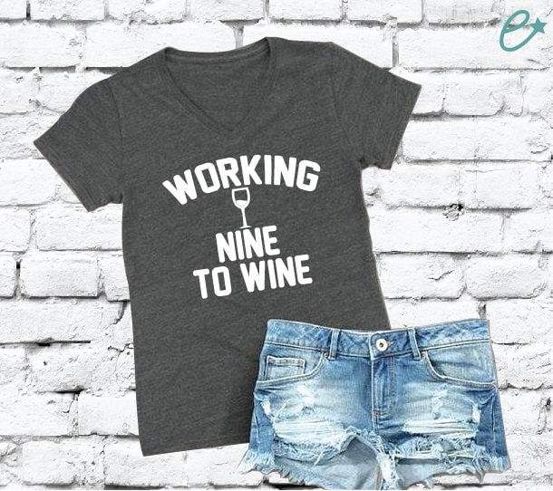 Arbeiten Nine To Wine V-Ausschnitt T-Shirt Dunkelgrau Holzkohle Baumwolle Damen Entspannte Passform von empowerprinting