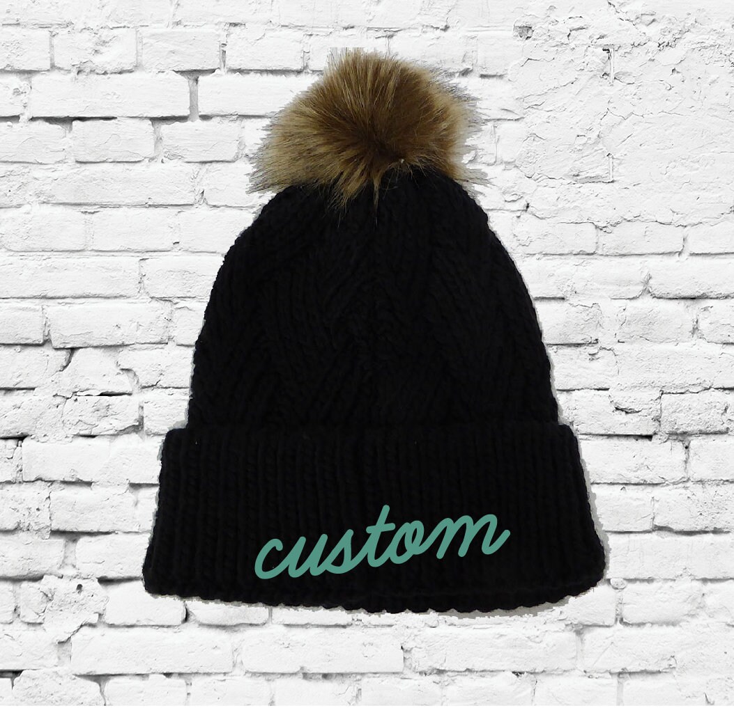Benutzerdefinierte Pom Beanies Schwarze Kabel Stricken Mützen Monogramm Hüte Benutzerdefinierte Stickerei von empowerprinting