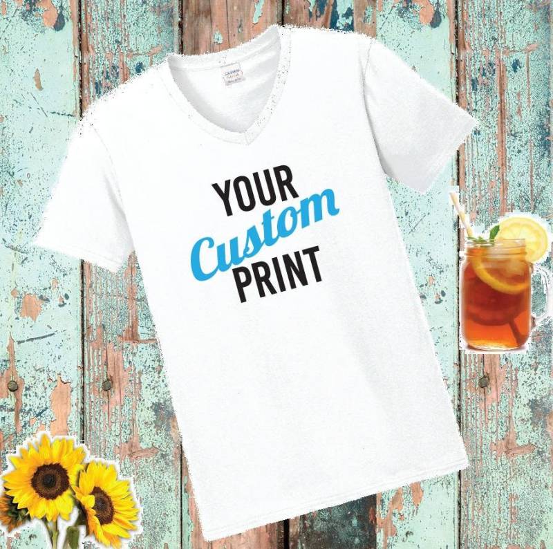 Benutzerdefiniertes Frauen-T-Shirt Mit V-Ausschnitt Hemd Personalisiertes Entspanntes Sitz-T-stück von empowerprinting