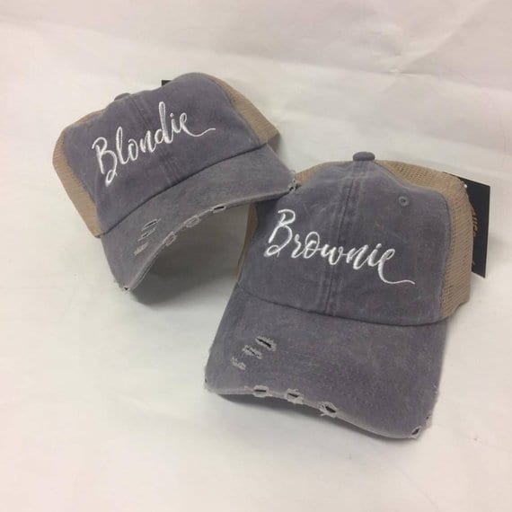 Blondie Und Brownie Dad Hat Distressed Grey Trucker Tan Weiß Beste Freunde Blonde Brunette Blondie Und Brownie Dad Hat Distressed Grey Trucker Tan Weiß Beste Freunde Blonde Brunette von empowerprinting