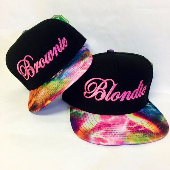 Blondie Und Brownie Galaxy Snapback Hüte Schreibschrift Schriftzug Blond Brünett Beste Freund Snapbacks Flatbill Blondie Und Brownie Galaxy Snapback Hüte Schreibschrift Schriftzug Blond Brünett Beste Freund Snapbacks Flatbill von empowerprinting
