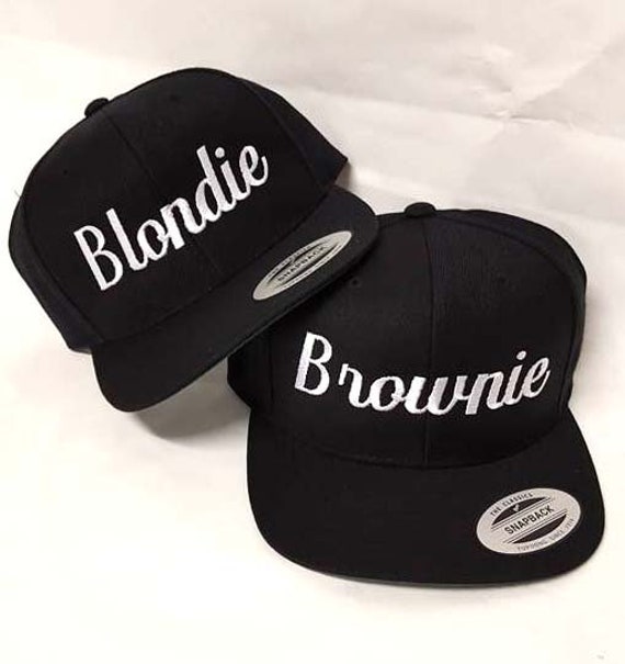 Blondie Und Brownie Snapback Hüte Schreibschrift Schriftzug Blond Brünett Beste Freund Snapbacks Flatbill von empowerprinting
