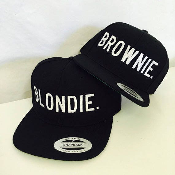 Blondie Und Brownie Snapback Mützen Block Lettering Blonde Brunette Beste Freundin Snapbacks Flatbill von empowerprinting