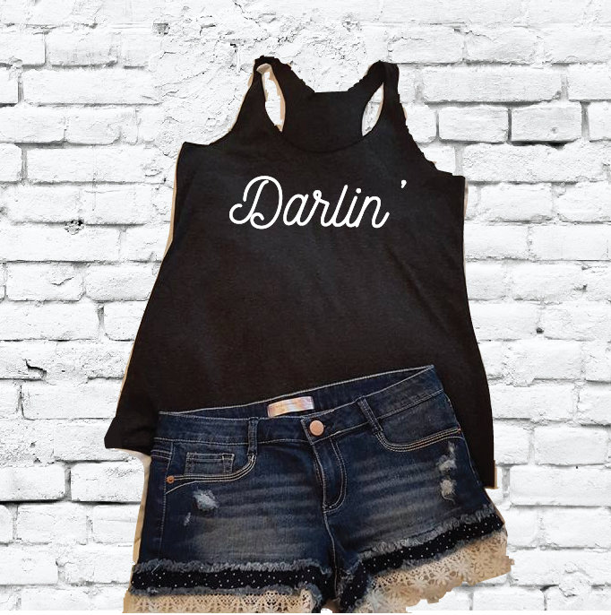 Darlin "Frauen Racer Zurück Tank Country Darling Grafik T-Shirt Weich Ausgestatteter Benutzerdefinierte Top Personalisierte von empowerprinting