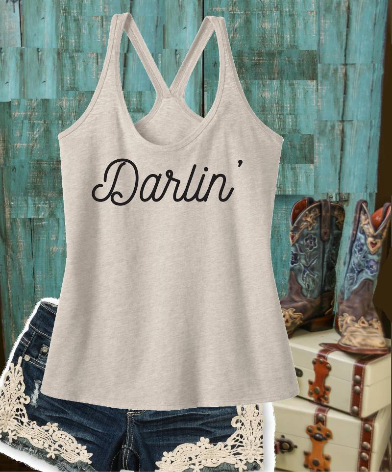Darlin "Frauen T-Back Racerback Tank Benutzerdefinierte Top Personalisierter Entspannter Darlin "Frauen T-Back Racerback Tank Benutzerdefinierte Top Personalisierter Entspannter von empowerprinting