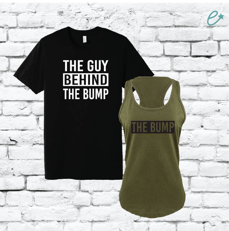 Der Beulen Und Der Kerl Hinter Dem Beulen-Paar-Lustigen Grafik-T-stück Behälter-Spitzen-Schwangerschaft-Baby-Ankündigungs-Shirts T-Shirt Geschenk von empowerprinting