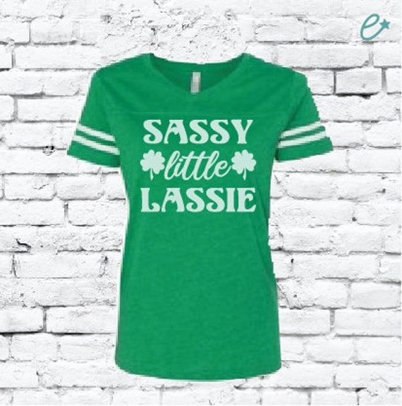 Freches Kleines Lassie Shamrock Vierblatt-Klee Frauen Grün Und Weiß Varsity V-Neck T-Shirt St. Patricks Day Shirt Spieltag Team von empowerprinting