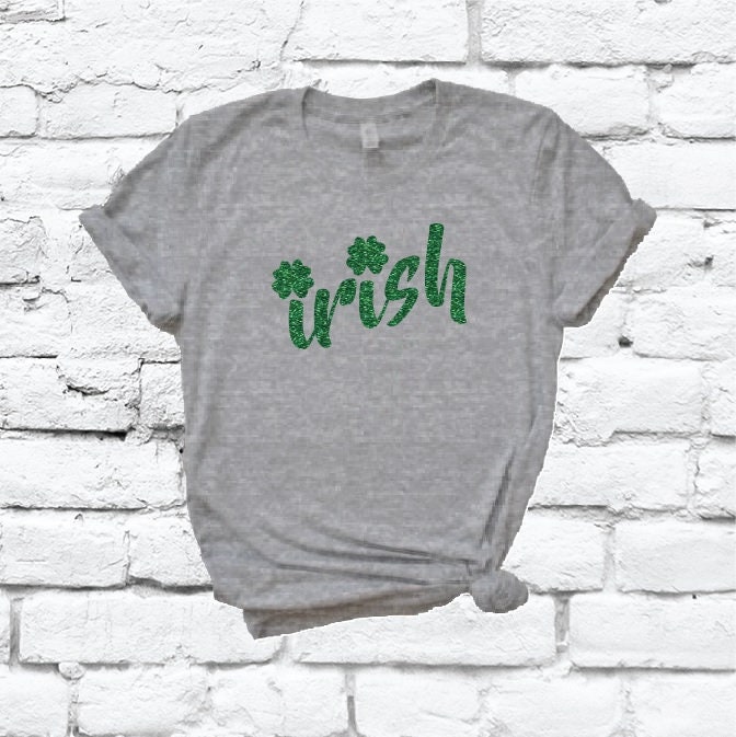 Glitter Shamrock Irish Print Frauen T-Shirt Mit V-Ausschnitt St. Patricks Day Shirt Benutzerdefinierte Farben Ausgestattet Urlaub Pattys Shamrocks von empowerprinting