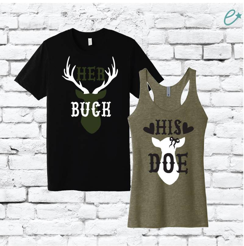 Ihr Buck Und Seine Doe Paare Hemden Grafik T-Shirt Tank Top Jagd Paar Jäger Hochzeit Ankündigung Land Ihr Buck Und Seine Doe Paare Hemden Grafik T-Shirt Tank Top Jagd Paar Jäger Hochzeit Ankündigung Land von empowerprinting
