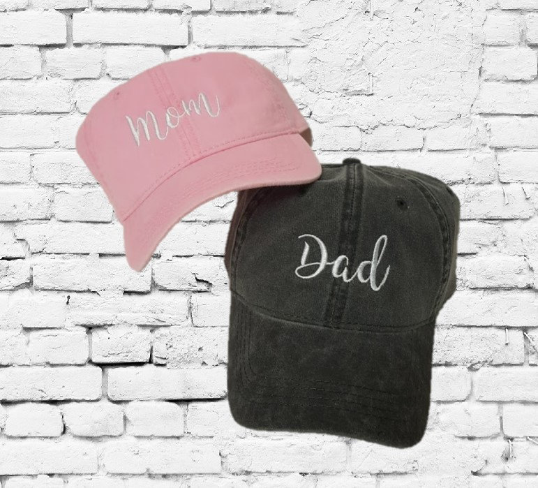 Mom & Dad Cursive Unstrukturierte Hat Geschenk Oder Baby-Ankündigung Light Pink Navy Und Weiß Ihre Farbwahl Mom & Dad Cursive Unstrukturierte Hat Geschenk Oder Baby-Ankündigung Light Pink Navy Und Weiß Ihre Farbwahl von empowerprinting