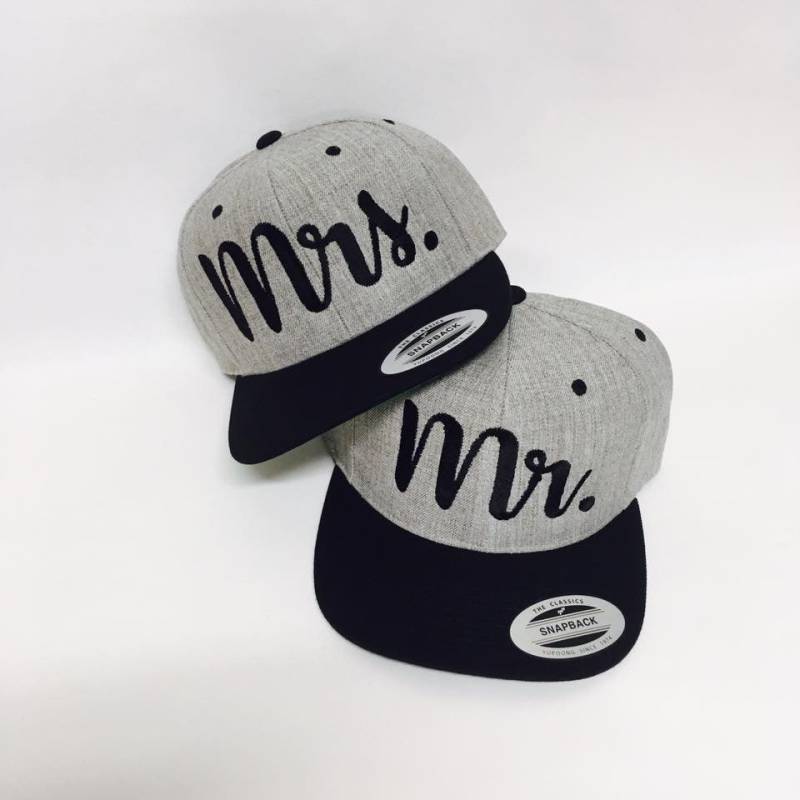 Mr. & Mrs Snapbacks Paar Meliert Grau Und Schwarz Snapback von empowerprinting