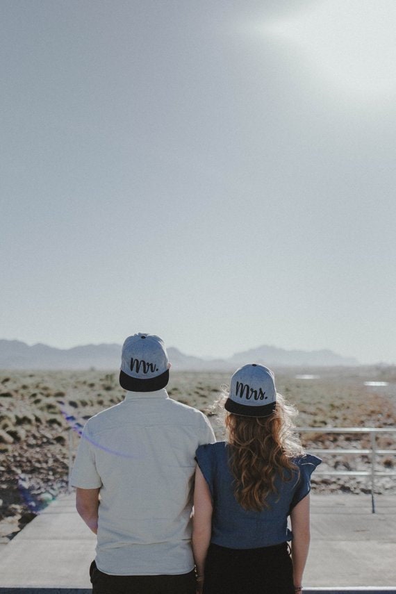 Mr. & Mrs. Snapbacks Custom Print Paar Snapback Mützen Mr. & Mrs. Snapbacks Custom Print Paar Snapback Mützen von empowerprinting