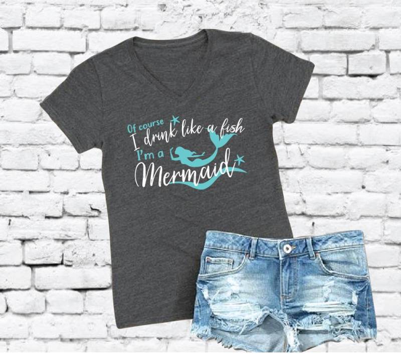 Natürlich Trinke Ich Wie Ein Fisch Ich Bin Eine Meerjungfrau Mit V-Ausschnitt T-Shirt Dunkelgraue Holzkohle Baumwolle Damen Entspannter Handel Fit von empowerprinting