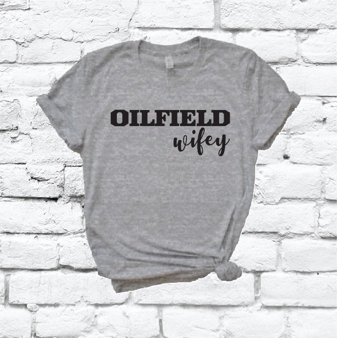Oilfield Wifey Print Frauen T-Shirt Mit V-Ausschnitt Country Shirt Benutzerdefinierte Farben Ausgestattet Familie Frau Mutter von empowerprinting