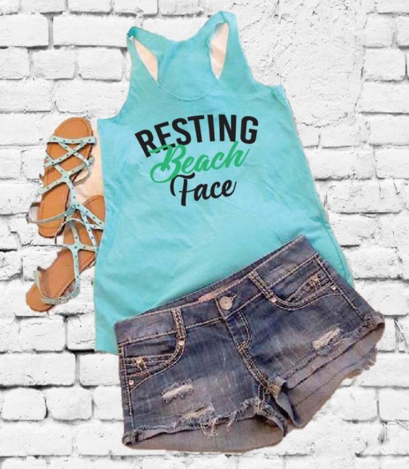 Resting Beach Face Tank Damen Racer Back Top Beachy Urlaubs Vibes Grafik T-Shirt Weich Geschnittene Benutzerdefinierte Farben Mit Langer Länge von empowerprinting