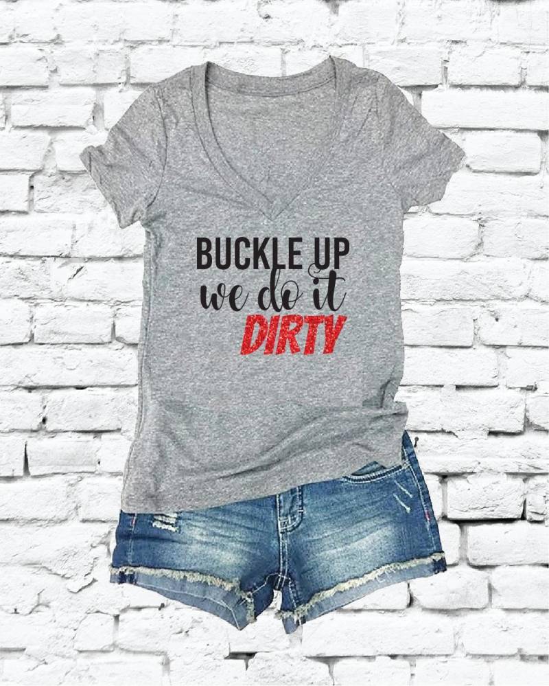 Schnall Dich An Wir Machen Es Dirty T-Shirt Lustiger Druck Frauen Mit V-Ausschnitt Custom Shirt Geschenk Für Ihr Country Offroading Sxs Mx Reiten von empowerprinting