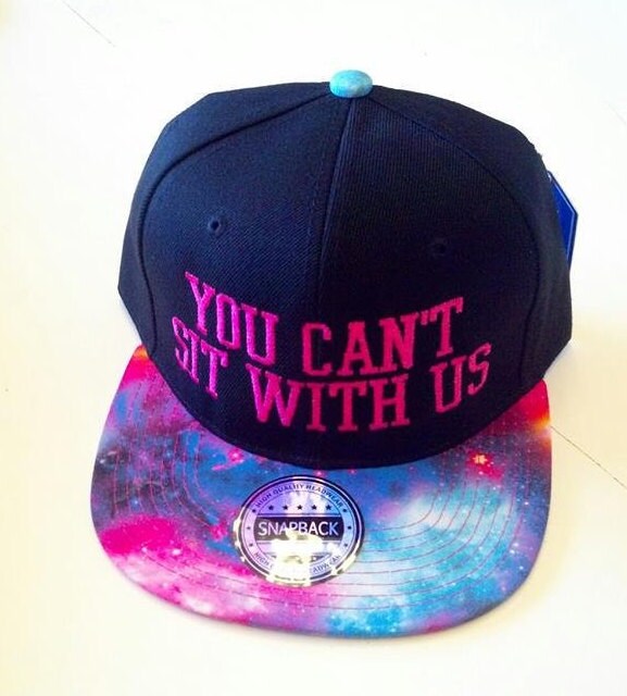 Sie Können Nicht Bei Uns Sitzen Snapback Galaxy Multi Farbe Schwarzen Hut Lustige Krempe von empowerprinting